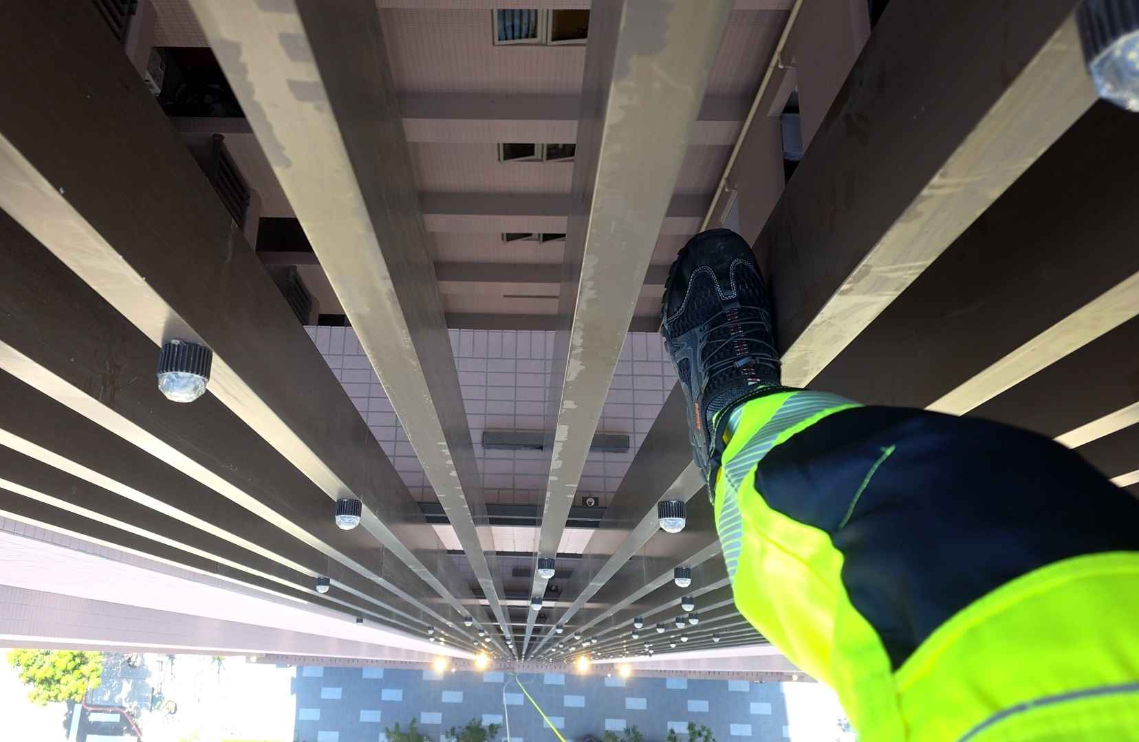 公司服務項目如下:高空作業 外牆工程 鐵件拆除 外牆物件拆除 外牆防水 外牆拉皮 磁磚巡檢 磁磚修複 配管工程 雨遮更新 人工草皮 蜘蛛人作業