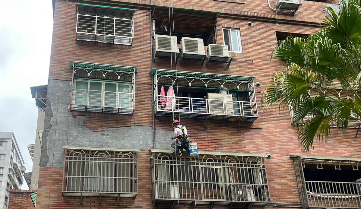 公司服務項目如下:高空作業 外牆工程 鐵件拆除 外牆物件拆除 外牆防水 外牆拉皮 磁磚巡檢 磁磚修複 配管工程 雨遮更新 人工草皮 蜘蛛人作業